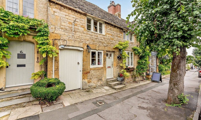 Stow-on-the-Wold Cottage | Nepenthe - a cottage that sleeps 6 guests in 3 bedrooms