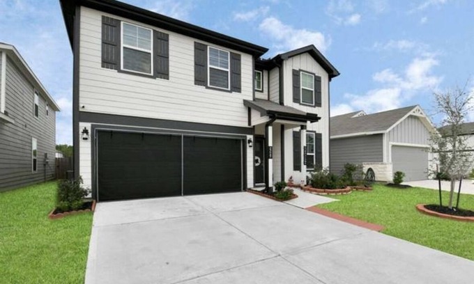 Spring House | Nestled Cozy 4-bedroom house with Loft, Pergola, WiFi, AC in enjoyable Spring