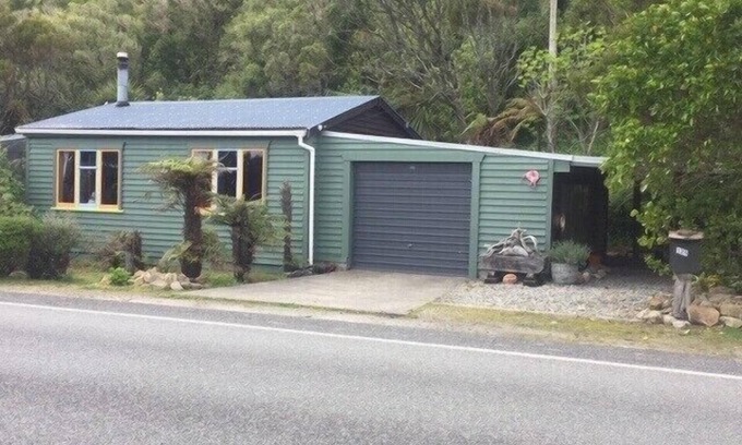 West Coast House | Nestled in the beautiful New Zealand bush a classic Kiwi bach.
