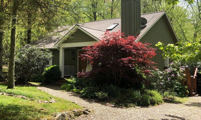 Highlands Cottage | Nestledown - Peaceful Mountain Retreat!