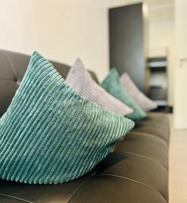 Freiberg am Neckar Apartment | Neuwertiges Apartment mit schnellem WLAN, Netflix, Glasfaser, Kostenlose Privatparkplatz auch für Transporter geeignet R21