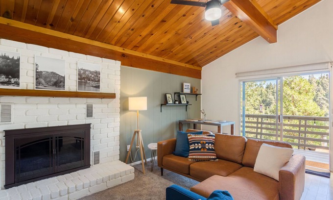 Arrowhead Villas House | New 2 Bedroom/1 Bath Cabin Among the Lake Arrowhead Pine Forest