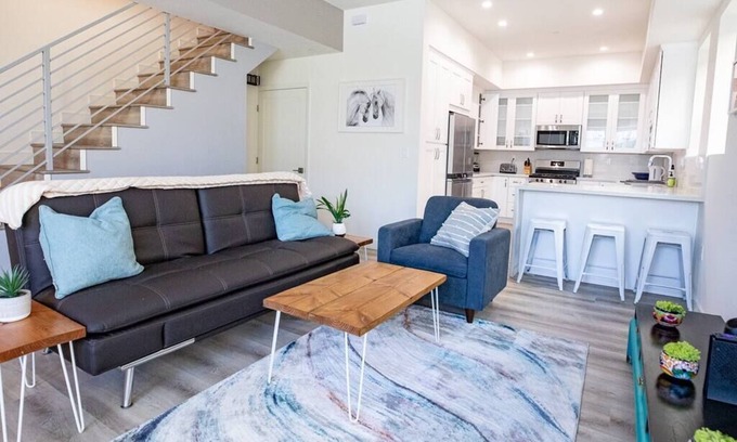 Los Angeles Apartment | *NEW 2BR DESIGNER TOWNHOUSE WALK 2 UNIVERSAL!*