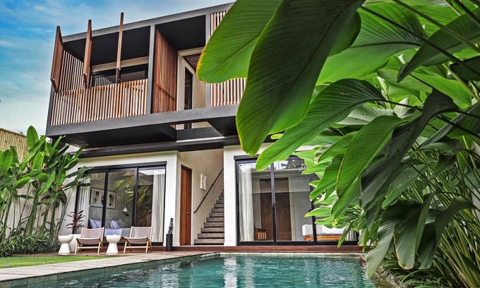 Berawa Villa | NEW 4 BR 5 MIN WALK TO BERAWA BEACH ENCLOSED LIVNG