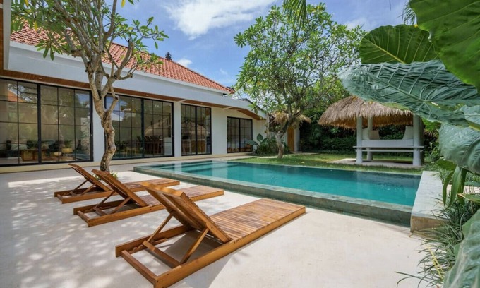 Batu Bolong House | New 4BDR King Bed Villa - Pool WIFI Parking