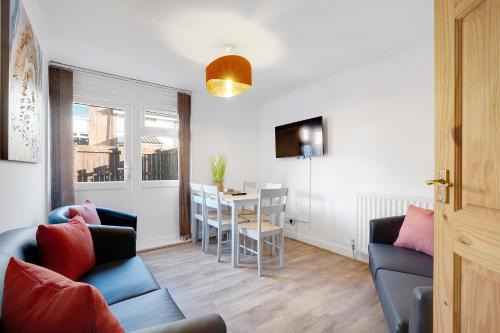 Peterlee House | NEW! 4BR in Stafford Place