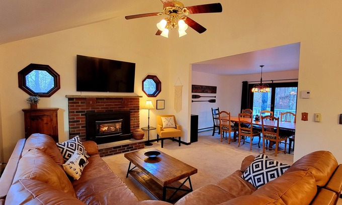 Bushkill House | NEW! 5 Star Gated Community. Wifi, Games, Fire Pit, 5 Smart TVs, Towels/Linens!