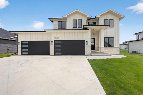 Waukee House | New 6BR house near Alice's Corridor amenities