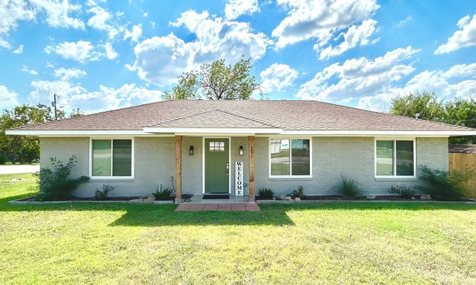 Brenham House | NEW! Air Brenham 1mi to downtown! Pet Friendly!