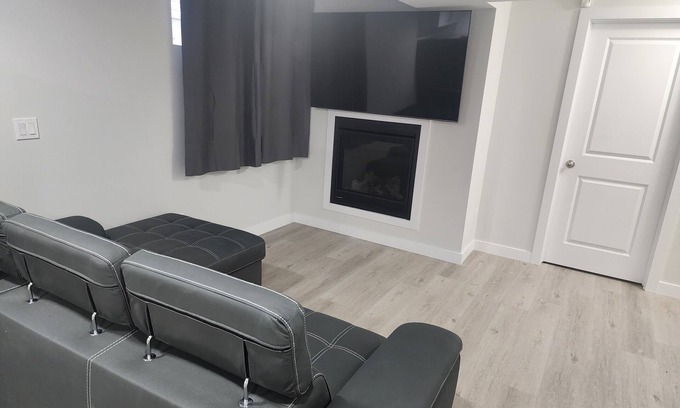 Saskatoon House | New and Cozy Brigthon Luxury Suite