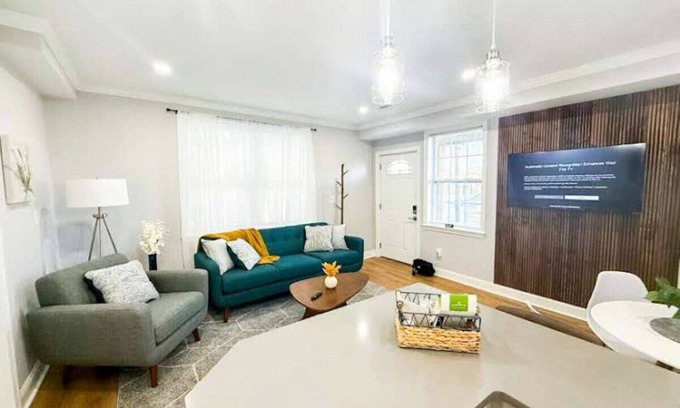Fitchburg Apartment | New and Modern 3 B- 5 min FSU - 15 min Wachusett's