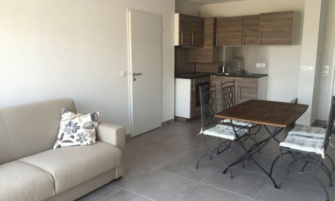 Martigues Apartment | New apartment with large terrace equipped for 4 people
