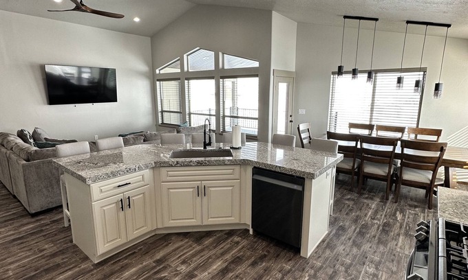 Sweetwater House | NEW Bear Lake home minutes from Garden City, GORGEOUS views, and Private Hot Tub