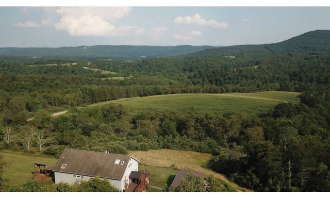 Harrisonville Cabin | *New* Beautiful Lodge sleeps 10 adults & 3 kids w/Pano Mountain Views *Hot tub*