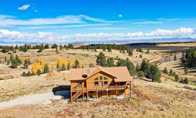 Hartsel House | New! Beautiful, Spacious Modern Home on a Large Acreage - Peaks & Prairies Retreat