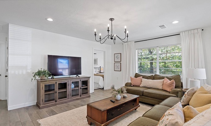 College Station House | NEW! Bright, charming cottage, fully renovated ~1 mi. to A&M