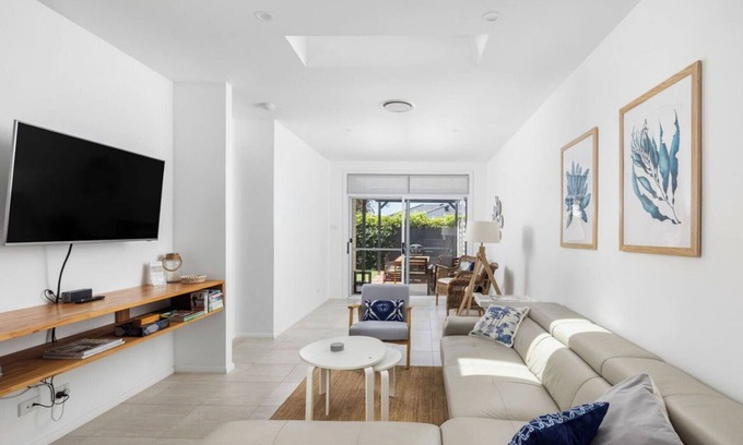 Fingal Bay House | New Bright Modern Family Villa, near Beach Dogs also welcome. Free Wifi+Netflix