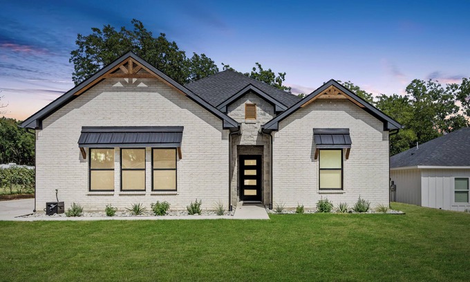 Denison House | New Build - 2 Ensuite King Bedrooms - Starlink WiFi + Roku TVs - Steps to Park