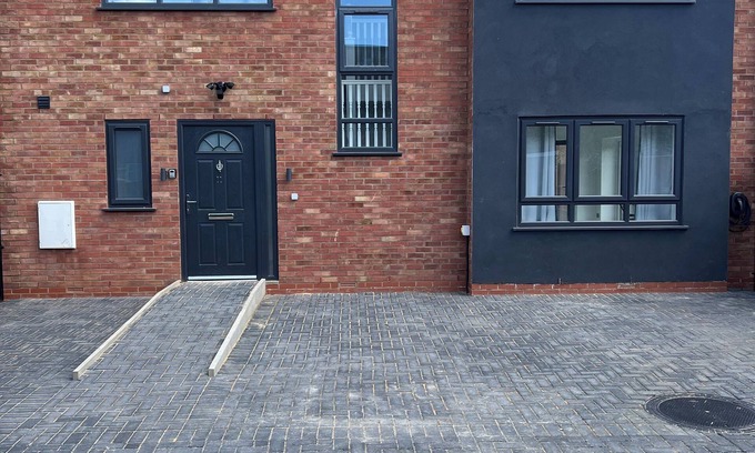 Waltham Cross House | New Build/Free Parking/EV charging/3 Bed 3 shower