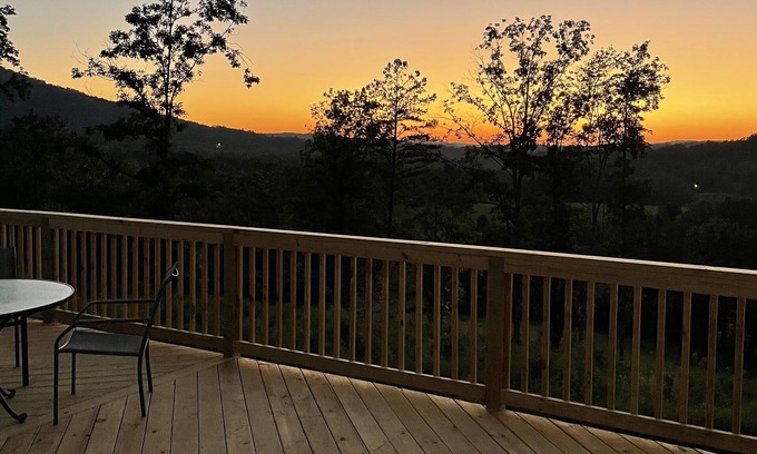 Winona House | New Cabin with many amenities! Trail systems. Sleeps 8! Royal blue brimstone