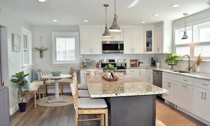 Bayside Apartment | NEW Charming Walk to beach 2-bedroom Coastal Home
