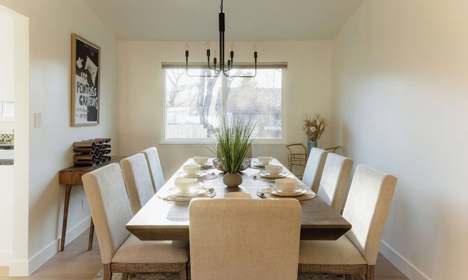 Mira Loma House | NEW! Chic+Cozy, Sleeps 10, King Bed, Work Desk, Tahoe 30 min, Mt Rose Ski 20 min