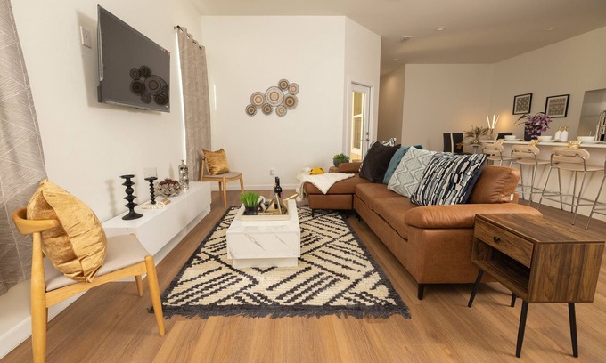 McAllen House | New Chic Mid-Century Modern 3BR Home in Central Mcallen perfect for getaway