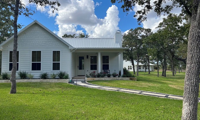 Round Top House | NEW Country Escape | Firepit | Near Round Top