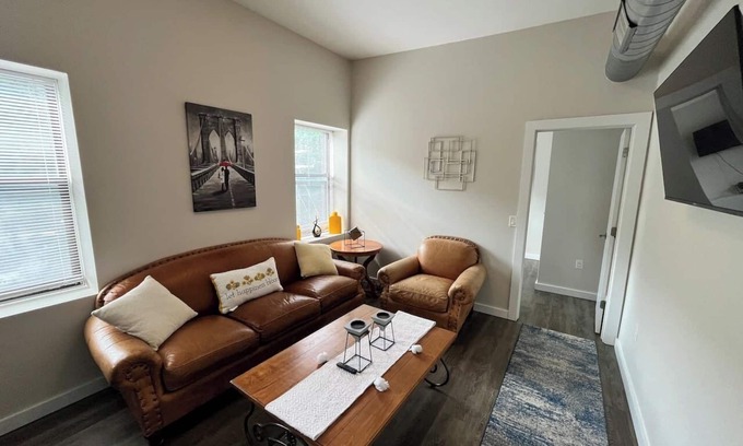 East Rock Apartment | New Cozy 2BR Stay New Haven Close to Yale