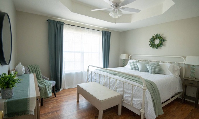 Waco Cottage | New! Cozy Home 10 min to Magnolia and Baylor