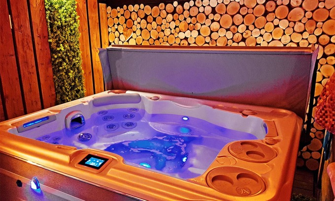 Grainet House | NEW! Cozy Sacherl, private whirlpool, sauna and fireplace. Fenced garden.