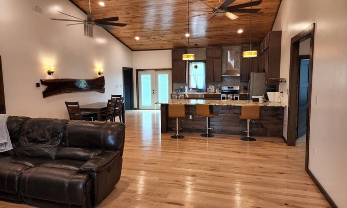 Athens House | New! Custom built private home on a pond, with large hottub.