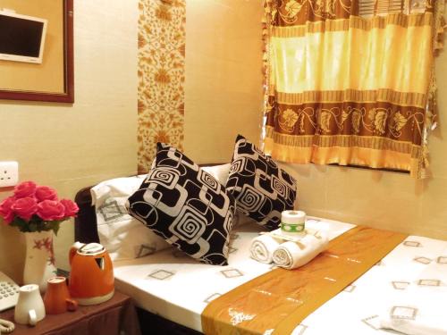 Tsim Sha Tsui House | New Day Night Hostel RECEPTION 24 HOUR BLOCK D CHUNGKING MANSION TSIM SHA TSUI KOWLOONN