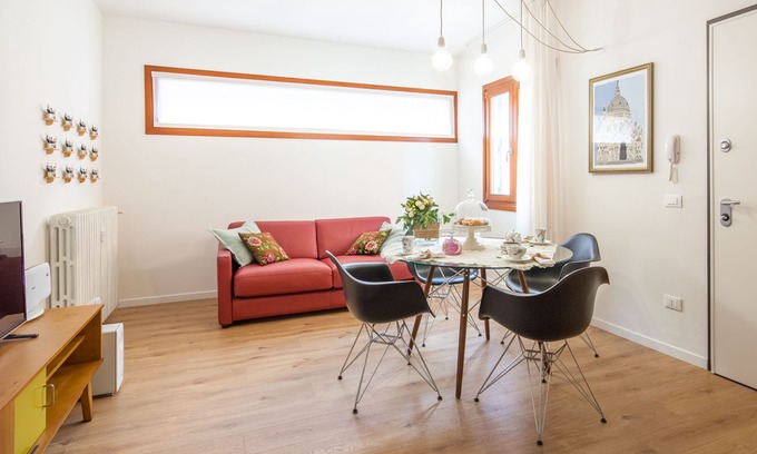 Mestre Apartment | New, Elegant, with a splash of Glam! Free parking