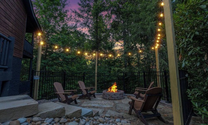 Gatlinburg - Pigeon Forge Cabin | NEW|Fire Pit|Pool|Game Room|Arcade|Fam Friendly