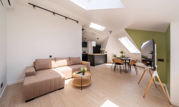 Old Town Apartment | New flat with free garage & Air con.
