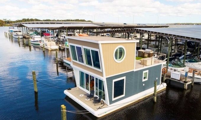 Fleming Island Boat Rental | New Floating Luxury: Unique Houseboat Retreat