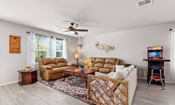 Southside House | New Fun Games 4BR Spacious House 8 Min to Lackland/AFB/BMT 16 MIN to SeaWorld