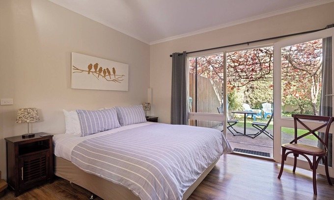 Bright Apartment | NEW Ideal for Couples and Pets-fenced garden-pets welcome inside-walk to town