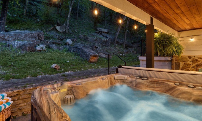 Rivercrest House | *NEW* LAKE AUSTIN | BOAT DOCK | HOT TUB | Lake Views | 8 Beds