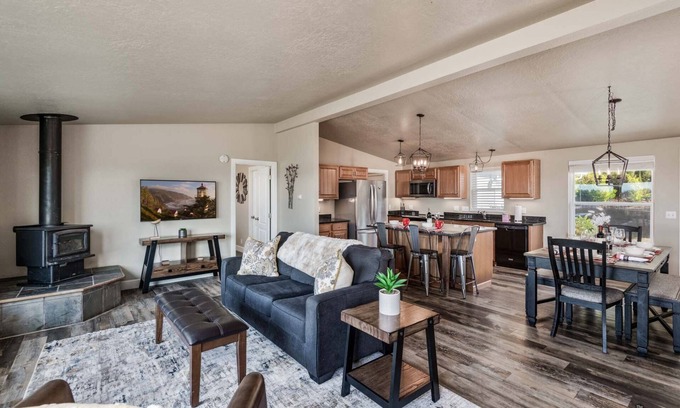 Florence House | *New Listing* Beautiful lake view home with shared lake access, gas grill and amazing views
