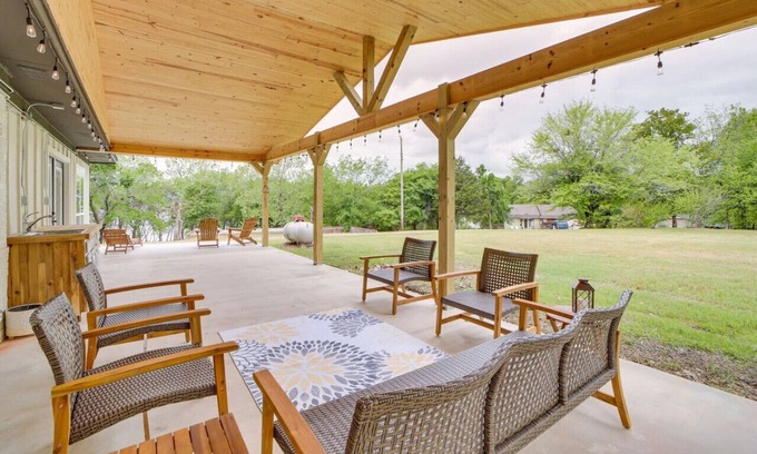 Checotah House | New Listing Discount! Spacious and Updated! Beds for 10! Luxurious Primary Bath!