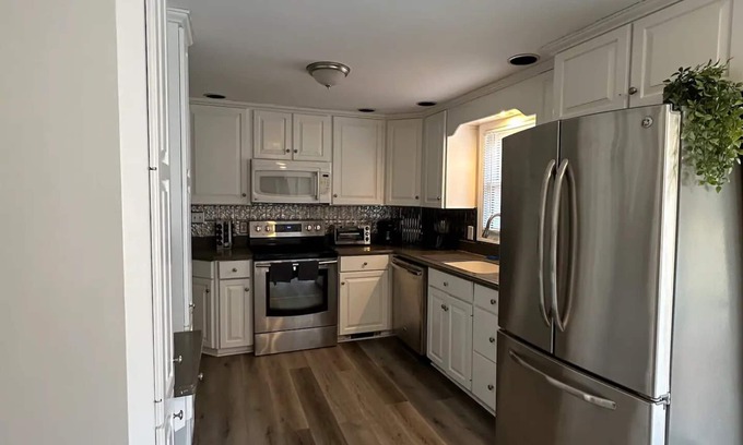 Cheshire House | NEW LISTING! Home in Cheshire (3-Bedroom) by RedAwning