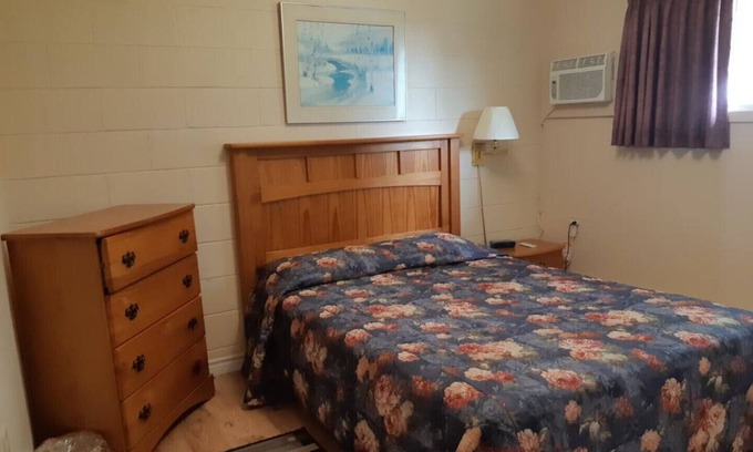 New London Apartment | New London Bay Motel - 2 Queen Beds Apartment #4 or #8