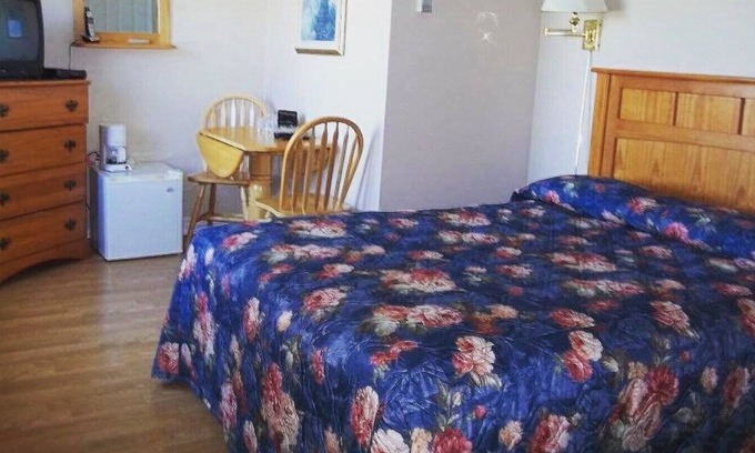 New London House | New London Bay Motel - Apartments and rooms in scenic location - New London Bay Motel Standard Queen Room #10