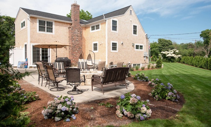 Dennis House | New Luxurious 4000 SF 6 Bedroom*Mayflower Beach *sleeps 18* park for 10 cars