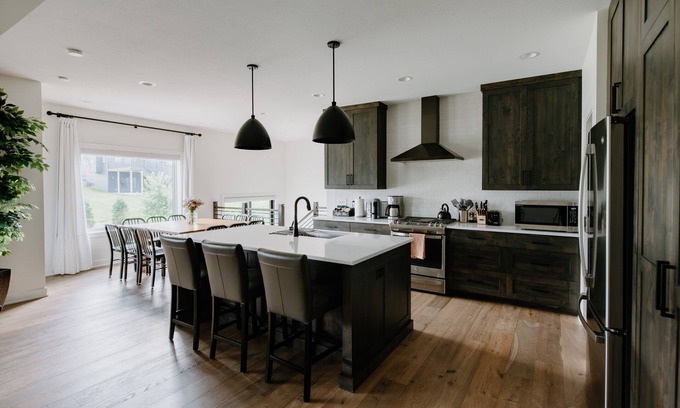 Rochester House | New Luxurious 5-BR Retreat with Gym & Game Area