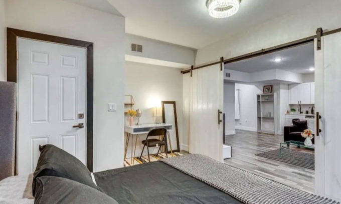 West Side Condo | New Luxury 1Bdr Apt. Free Parking & Private Backyard