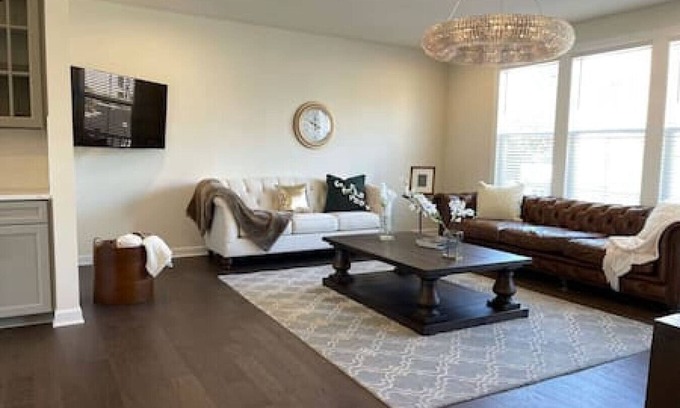 Chantilly House | New Luxury 3 BEDR, Entertainment Kitchen, Work from Home, Sought After