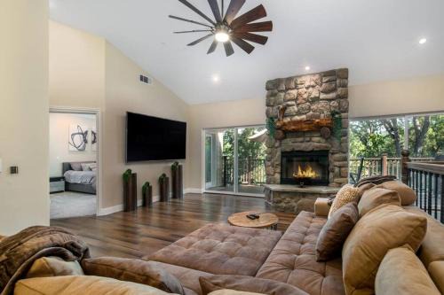 Groveland House | New Luxury 5BR Cabin in Pine Mountain Lake! 1 Minute to Beach! Massage Chair! Close to Yosemite! Perfect for Retreats and Escapes All Seasons!